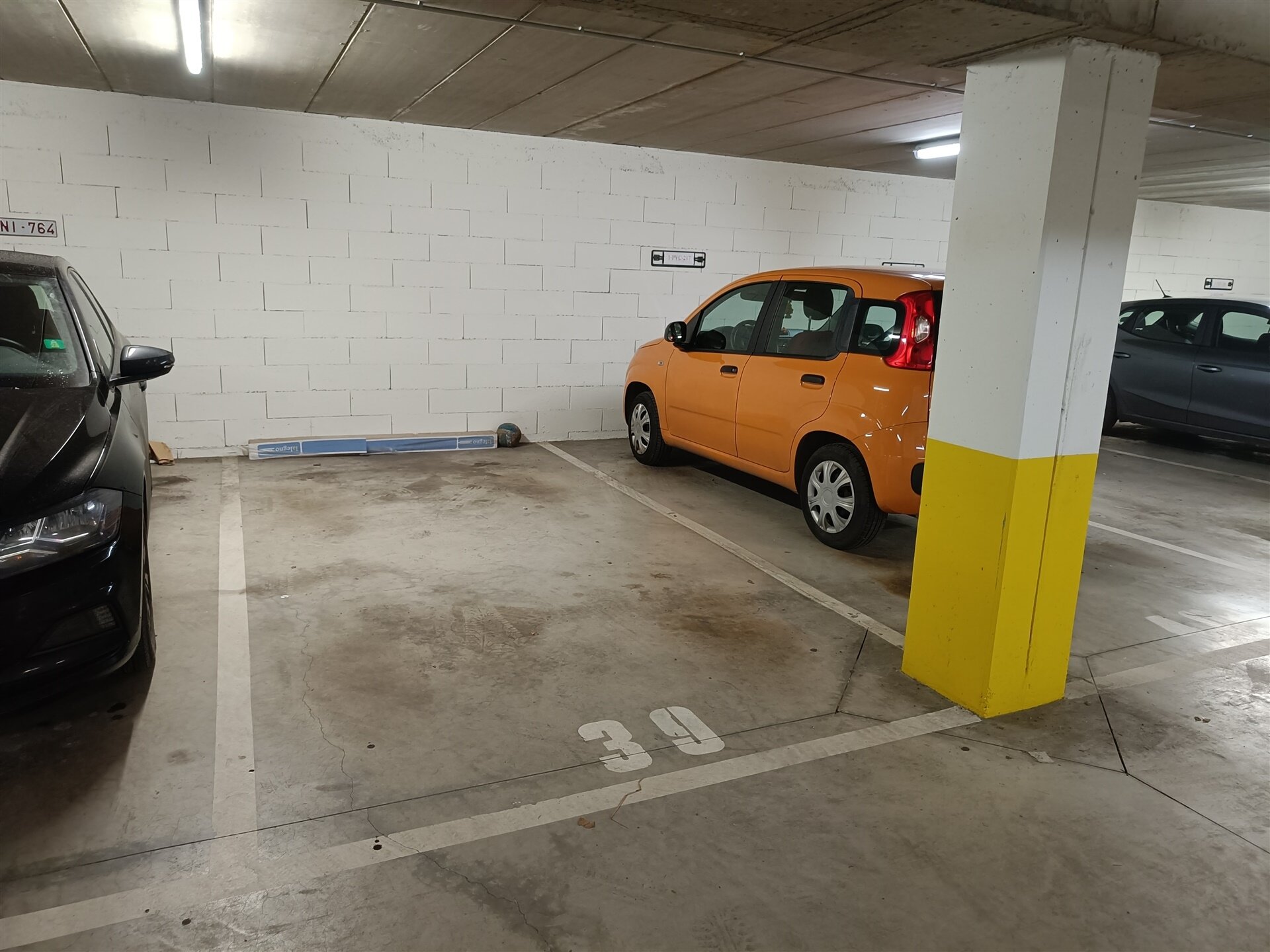 Autostaanplaats binnen te koop in WEMMEL