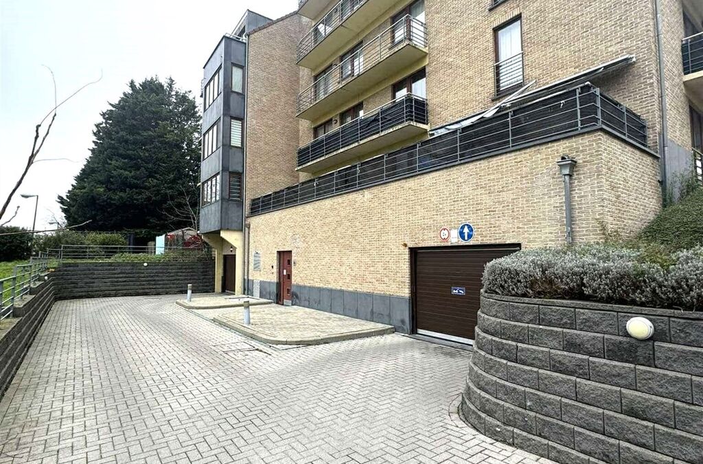 Autostaanplaats binnen te huur in ANDERLECHT