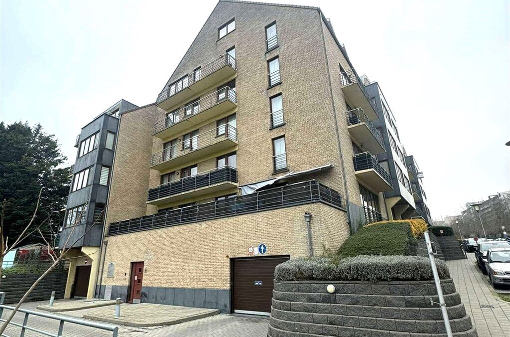 Autostaanplaats binnen te huur in ANDERLECHT