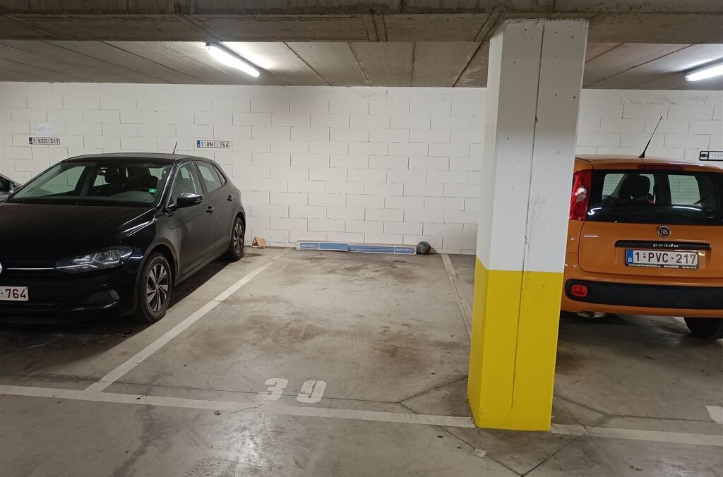 Autostaanplaats binnen te koop in WEMMEL