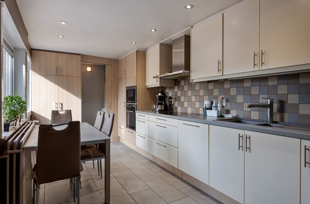 Bien de commerce a. maison &agrave; vendre &agrave; OPWIJK