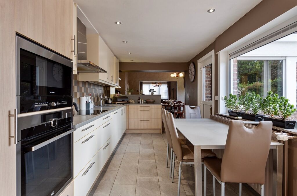 Bien de commerce a. maison &agrave; vendre &agrave; OPWIJK